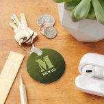 Llavero Patrón de malla geométrica verde del ejército Mono<br><div class="desc">Monograma Personalice el regalo para él con su personalizado inicial y su nombre. Patrón de malla geométrica del gradiente de oliva verde del ejército. El gradiente verde del ejército de la malla geométrica triángulos sombríos. Hué verde de oliva oscura para el uniforme de soldado, camo. Mide paisajes militares naturales, resistencia,...</div>