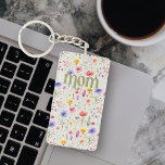 Llavero Patrón floral Flor silvestre suave mamá verde<br><div class="desc">Keychain para mamá con un colorido patrón de flores silvestres y letras verdes modernas y audaces en un suave fondo verde, El diseño presenta flores silvestres de bonito con "mamá" grabada en una tipografía ornamentada. Por favor, navegue por mi Colección de Flores Silvestres del Día de la Madre para más...</div>