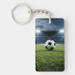 Llavero Pelota de fútbol en campo de hierba bajo luces de