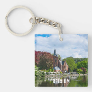 Llavero Pequeño castillo cerca del lago en Brujas, Bélgica