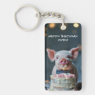 Llavero Pequeño lechón masticando en una torta de cumpleañ