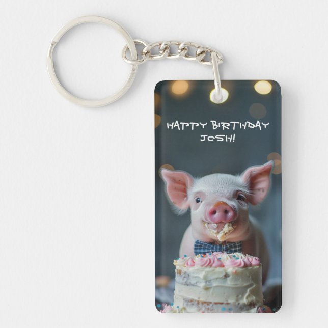 Llavero Pequeño lechón masticando en una torta de cumpleañ (Frente)