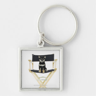 Llavero Perro de Shiba Inu en la silla del director