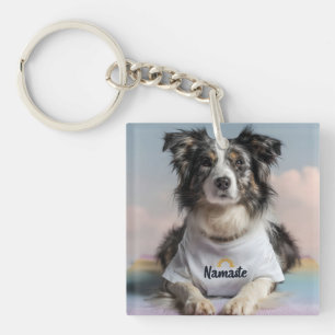Llavero Perro lindo en una camiseta "Namaste" en una alfom