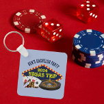 Llavero Personalizable Bachelor Party Las Vegas Trip Casin<br><div class="desc">Personalizar tus propias cadenas de la fiesta de solteros para un viaje a Las Vegas. Una cadena de claves personalizada genial que incluye productos básicos de casino como un mazo de cartas, fichas de póquer y rueda de ruleta con Vegas Trip en escritura amarilla. Un jugador divertido escapando, sigue siendo...</div>