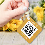 Llavero Personalizado Código QR Texto Moderno de Oro Blanc<br><div class="desc">Cargue un código QR, agregue texto y cree fácilmente su cadena de claves personalizada. Haga clic en EDIT para cambiar el color de fondo o el color del texto. Puede TRANSFERIR este DISEÑO a otros productos de Zazzle y ajustarlo para que se ajuste a la mayoría de los artículos de...</div>