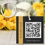 Llavero Personalizado Código QR Texto moderno Negro Oro Ne<br><div class="desc">Cargue un código QR, agregue texto y cree fácilmente su cadena de claves personalizada. Haga clic en EDIT para cambiar el color de fondo o el color del texto. Puede TRANSFERIR este DISEÑO a otros productos de Zazzle y ajustarlo para que se ajuste a la mayoría de los artículos de...</div>