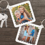 Llavero Personalizado de dos caras doble foto<br><div class="desc">Cree un toque de personalizado con esta cadena de fotos de niños de doble cara, ahora diseñada con un borde de vieiras alrededor del borde para un final dulce y lúdico. Las vieiras son en la actualidad blancas, pero puedes cambiar el color para que coincida con tu estilo o con...</div>