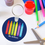 Llavero Personalizado de Maestros de la Escuela Primaria C<br><div class="desc">Una hermosa Semana de Apreciación Maestra o regalo de fin de año para un kindergartner para darle a su profesor de primaria. Personalizado hecho con un nombre bajo el adorable arcoiris de los cañones. Un adorable keychain para un profesor de preescolar.</div>