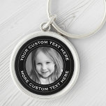 Llavero Personalizado de texto redondo foto borde negro<br><div class="desc">Cadena de teclas redondeada con tu foto personalizado y texto dentro de un borde negro con dos líneas grises oscuras. Cambiar fuentes y colores,  mover y cambiar el tamaño de los elementos con la herramienta de diseño.</div>