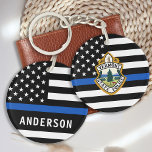 Llavero Personalizado del Departamento de Policía Nombre d<br><div class="desc">Línea Azul delgada Keychain del Departamento de Policía - Bandera estadounidense con colores de bandera de la policía, diseño moderno negro y azul. Personalizar con el logo de su departamento, y personalizar con el nombre de los oficiales de policía. Esta cadena de claves personalizada para la aplicación de la ley...</div>