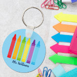 Llavero Personalizado educadora Crayon vuelve a la escuela<br><div class="desc">Una hermosa Semana de Apreciación Maestra o regalo de fin de año para un kindergartner para darle a su profesor de primaria. Personalizado hecho con un nombre bajo el adorable arcoiris de los cañones. Un adorable keychain para un profesor de preescolar.</div>