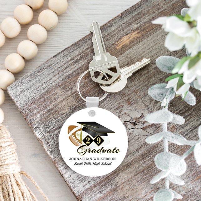 Llavero Personalizado el fútbol del título de graduación n (Black Graduation Cap Football Personalized Keychain)