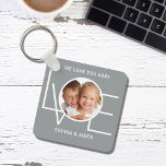 Llavero Personalizado foto: te queremos, papá, el gris del<br><div class="desc">Esta cadena fotográfica "Te queremos" está decorada con la palabra "AMAR" en tipografía blanca sobre un fondo gris elegante. Personalizable fácil con tu foto y nombre. Hace un gran regalo del Día del Padre.</div>