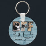 Llavero Personalizado Mejor Amigos Mejoren la Vida<br><div class="desc">Plantilla de BFF personalizada con relleno fotográfico de letra personalizado. Añade tus propias fotos para hacer un regalo para siempre a tus mejores amigos,  simples y elegantes. Un sentimiento encantador dice "Los mejores amigos hacen la vida mejor" Nombres personalizados.</div>
