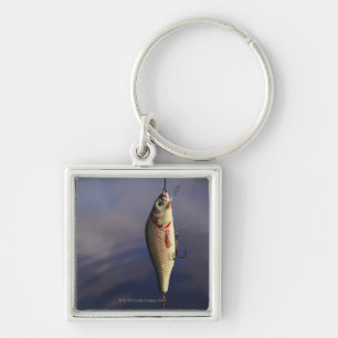 Llavero pesca de señuelo delante del agua