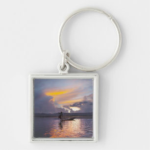 Llavero Pescador intha pesca con redes