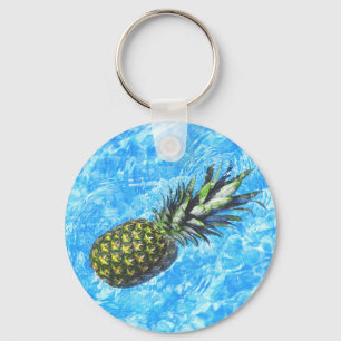 Llavero Piña flotando en el agua dulce pacífico