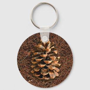 Llavero Pine Cone Sobre Las Agujas Caídas