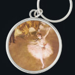 Llavero Pintura estelar de bailarina de ballet Degas<br><div class="desc">Obra maestra Pintura Degas - Esta imagen de bailarina de ballet se basa en la famosa pintura de bailarina Degas, llamada "La Estrella", completada en 1878. La estrella muestra a una hermosa bailarina de ballet en el escenario, usando un tutu rosado. La bailarina de ballet Star fue representada en pastel...</div>