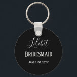 Llavero PRESUPUESTO Novias de la dama de honor regalos de<br><div class="desc">Añada tres líneas de texto a este regalo moderno de boda de la fiesta nupcial. Sencillo blanco y negro para un aspecto elegante. Adecuado para CUALQUIER miembro de su fiesta nupcial, es decir, dama de honor, chica de flores, madre del novio de la novia, mejor hombre, padrino, novia o novio....</div>