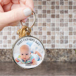 Llavero Primer año del Personalizado del Día del Padres, f<br><div class="desc">Sube tu foto y personalizar el año para crear tu propia cadena de fotos única para el primer día del padre del nuevo padre. Una oportunidad perfecta para añadir una foto de papá y bebé, sólo el bebé o toda la familia, como un lindo conservador y un tesoro atemporal para...</div>