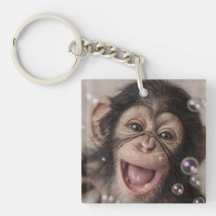Llavero Primer plano extremo de un bebé chimpancé feliz