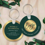 Llavero Promocion de empresas inmobiliarias con logotipo v<br><div class="desc">Promueva su negocio con este diseño de cadena de claves personalizado en verde esmeralda y oro. Con espacio para el logo y lema de su empresa en la parte delantera con su nombre, título de trabajo, detalles de contacto y sitio web en la parte posterior. El fondo verde oscuro combinado...</div>