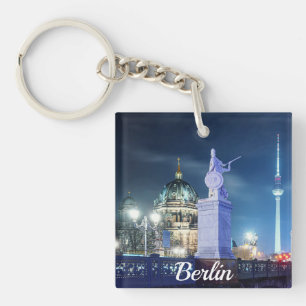 Llavero Puente de piedra cerca de la Catedral de Berlín en