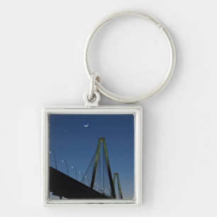 Llavero Puente del Jr. de Arturo Ravenel en la oscuridad