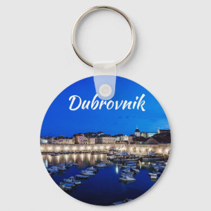 Llavero Puerto y paredes de Dubrovnik iluminados por la no