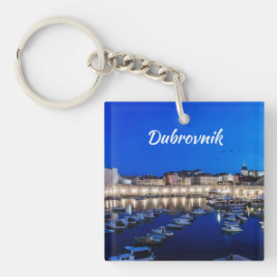 Llavero Puerto y paredes de Dubrovnik iluminados por la no