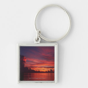 Llavero Puesta del sol en el mar con las nubes oscuras
