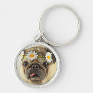 Llavero Pug con la corona de margarita