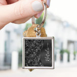 Llavero Purpurina negro metálico personalizado<br><div class="desc">Personalice fácilmente esta cadena de teclas con motivos purpurinas metalizado y glamorosos de color negro con su propio nombre personalizado.</div>