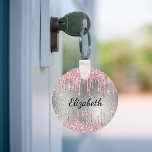 Llavero Purpurina rosado plateado gotea nombre de monogram<br><div class="desc">Un falso fondo metálico plateado adornado con goteos en purpurina rosado,  pinturas que gotean. Personalice y agregue un nombre. El nombre está escrito con un guión moderno de estilo con letras a mano. Letras de color negro.</div>