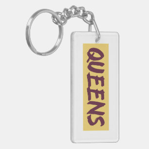 Llavero Queens Text Base Design en fondo amarillo