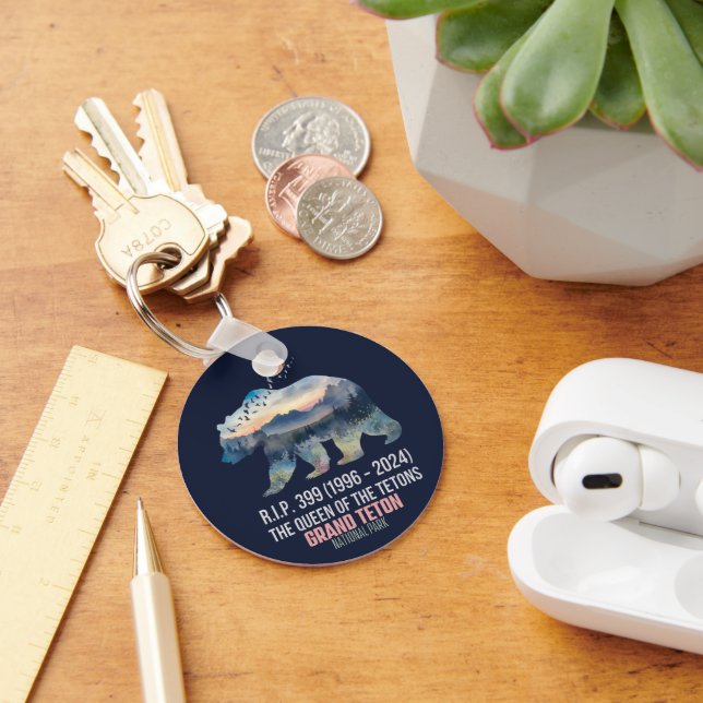 Llavero R.I.P. 399 La Reina del Oso de los Tetones (Escritorio )