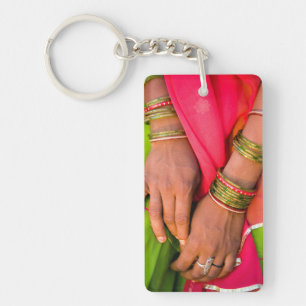 Llavero Rajasthan Primer plano de las manos de una mujer