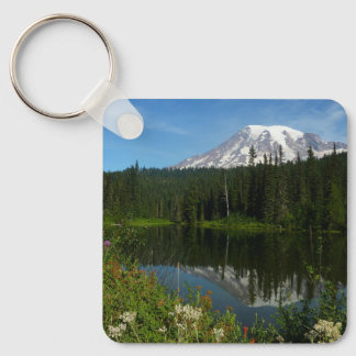 Llavero Reflejo del lago del Monte Rainier con flores silv