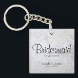 Llavero Reflexiones blancas Favor de la boda de la dama de<br><div class="desc">Este hermoso keychain es perfecto para agradecer a sus damas de honor. Diseñado como parte de nuestra suite Boda de Reflexiones Blancas, cuenta con texto negro sobre un fondo de flores y corazones blancos reflejados. El texto es completamente personalizable y dice: Noviaria, con un lugar para su nombre, los nombres...</div>