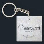 Llavero Reflexiones blancas Favor de la boda de la dama de<br><div class="desc">Este hermoso keychain es perfecto para agradecer a sus damas de honor. Diseñado como parte de nuestra suite Boda de Reflexiones Blancas, cuenta con texto negro sobre un fondo de flores y corazones blancos reflejados. El texto es completamente personalizable y dice: Noviaria, con un lugar para su nombre, los nombres...</div>