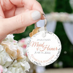 Llavero Regalo de Boda de coral y encaje plateado<br><div class="desc">Estas cadenas están diseñadas para dar como favores a la doncella de honor en su fiesta de bodas. Presentan un diseño sencillo y elegante con un fondo blanco, terracota o naranja de coral y texto gris, y un Relieve metalizado falso plateado con un borde floral. ¡Una forma perfecta de agradecer...</div>