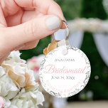 Llavero Regalo de Boda de la cadena de claves de la dama d<br><div class="desc">Estas cadenas están diseñadas para dar como favores a las damas de honor en tu fiesta de bodas. Diseñadas para coordinar con nuestra Suite de Bodas Elegantes Rosa y Gris, cuentan con un diseño sencillo y elegante con fondo blanco, texto rosa y gris, y un Relieve metalizado floral plateado. ¡Una...</div>