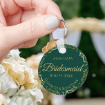 Llavero Regalo de Boda de la dama de honor de encaje de or<br><div class="desc">Estas cadenas están diseñadas para dar como favores a las damas de honor en tu fiesta de bodas. Presentan un diseño sencillo pero elegante con fondo verde esmeralda, letras doradas y un Relieve metalizado dorado con un borde de encaje floral. ¡Una forma perfecta de agradecer a sus damas de honor...</div>
