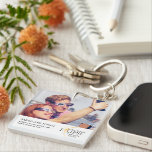 Llavero Regalos de parejas fotográficas de eclipse solar t<br><div class="desc">Presentamos nuestro 2024 Total Eclipse Photo Couples Gifts Ceramic Ornament (Parejas fotográficas de eclipse solar total), un querido conservador que capta la magia de este evento celestial. Personalizado con tu foto favorita del eclipse solar, este ornamento conmemora el momento asombroso cuando el sol, la luna y la tierra se alinean....</div>