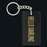 Llavero Relieve metalizado dorado Hola Darling en negro<br><div class="desc">Moderno,  moda y moderno texto de Relieve metalizado dorado que se lee hola querido - perfecto para un chica de moda de moda.</div>