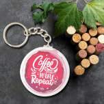 Llavero Repetición de vinos de café de Hustle<br><div class="desc">La cadena de teclas de botón redondo incluye el divertido texto "Coffee Hustle Wine Repeat" sobre una mancha de vino tinto. Las cadenas clave hacen regalos memorables para la familia y los amigos o crean para ustedes mismos.</div>