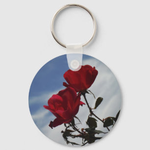 Llavero Roses rojos contra un brillante cielo azul