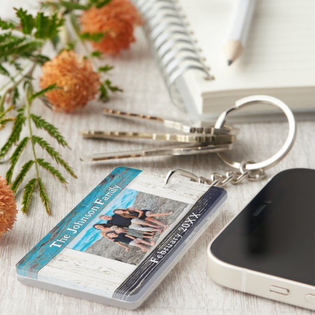 Llavero Rustic Blue Wood Family Name Photo (Frente Derecha)